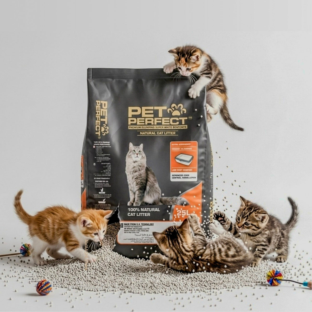 Pet Perfect 20 kg / 25 L unscented bentonite cat litter bag surrounded by cats
